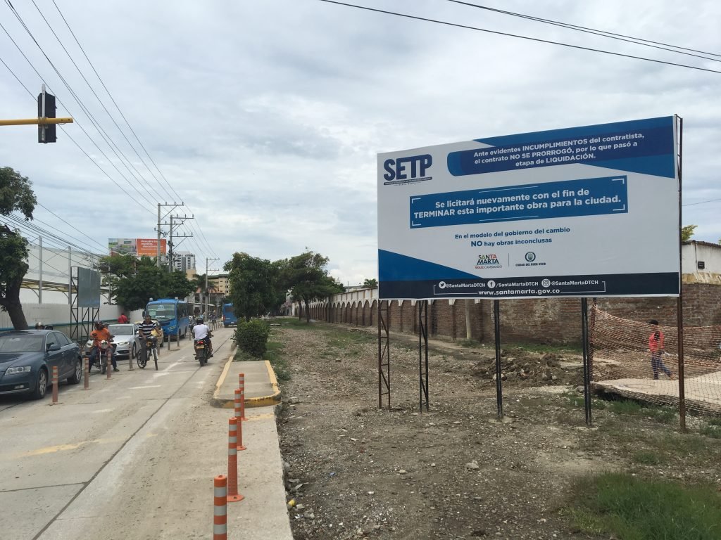 Letrero garantiza que calle 22 será construida otra vez