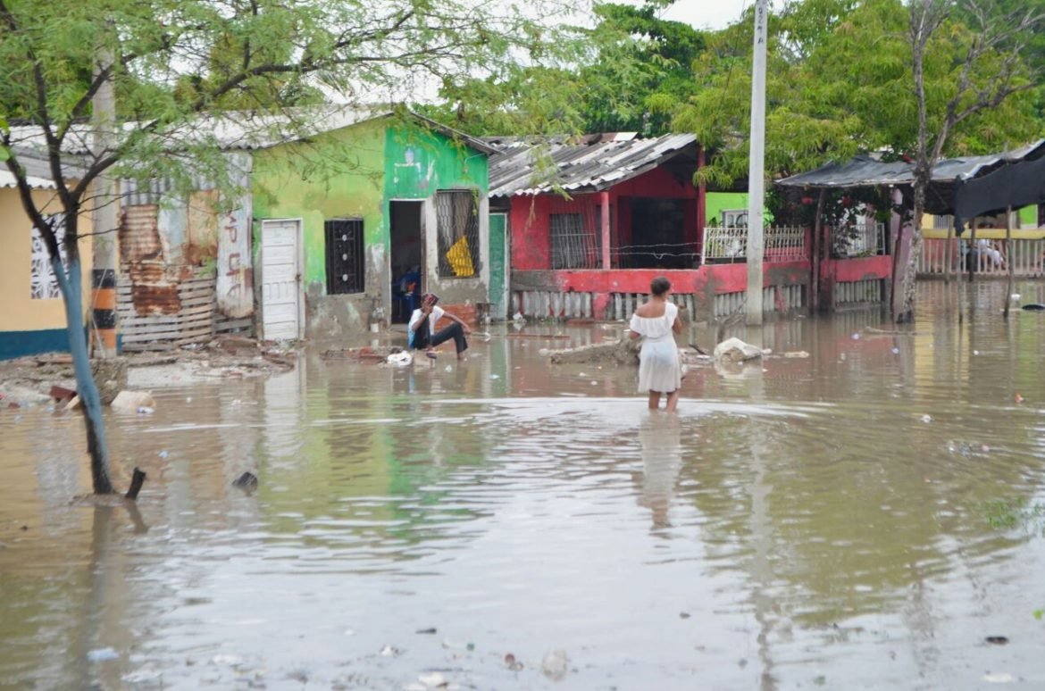 FOTO_Rosa Cotes recorrió zonas afectadas por lluvias en Ciénaga (6)