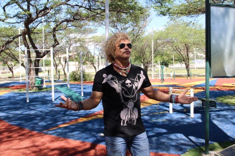 Carlos el “Pibe” Valderrama visitó parques biosaludables que llevan su nombre