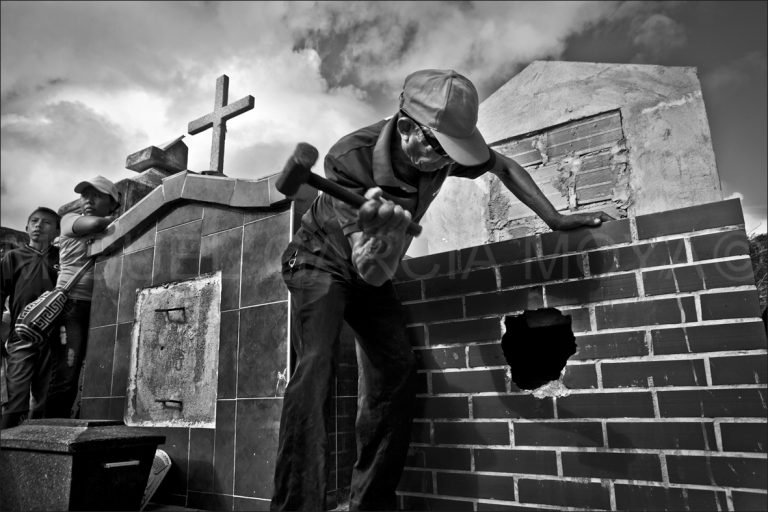 Mazo en mano, joven exhumó restos de su primo para celebrar el fin de año