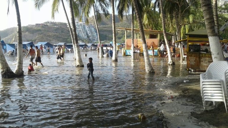 Mar de leva sorprende a turistas en El Rodadero