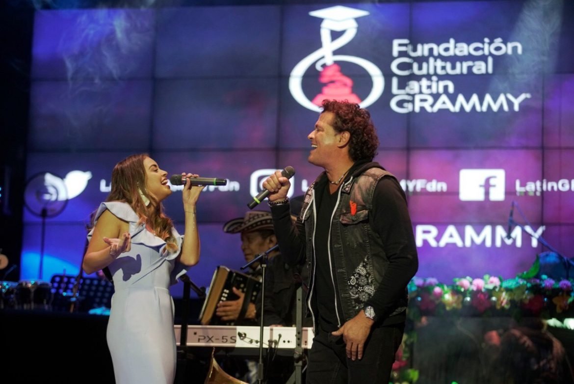 Nicolle y Carlos Cantando