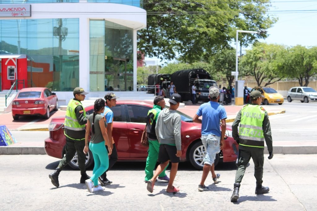 Autoridades de Santa Marta, literalmente, ‘corretean’ a migrantes venezolanos