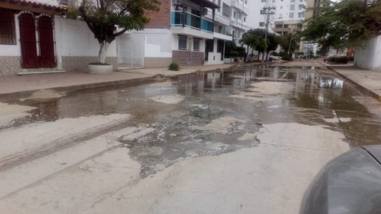 Agua potable y de alcantarillado, responsabilidad de Veolia en El Rodadero, se ven y huelen igual