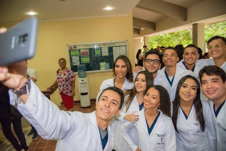 Unimagdalena impuso batas blancas a 24 estudiantes del Programa de Medicina