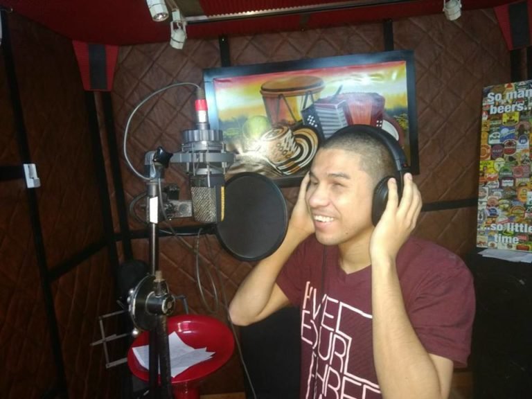 ‘Pispireto’, el talentoso joven ciego que canta champeta en los buses y los parques