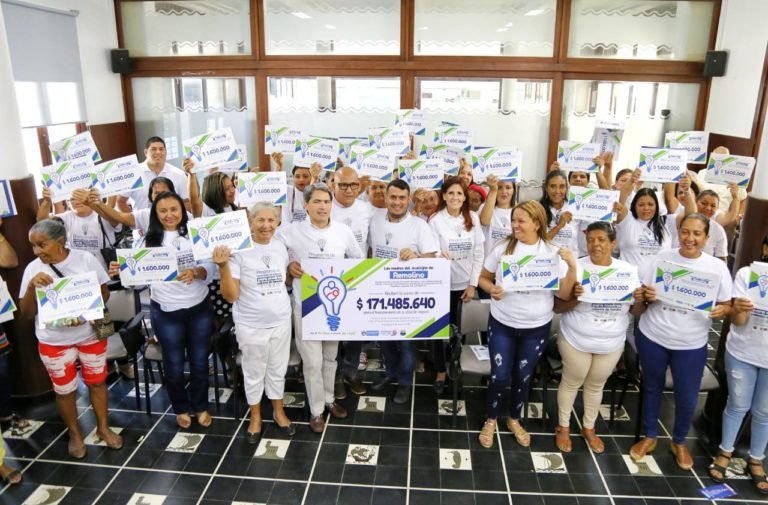 Entrega de ayudas económicas para el desarrollo de ideas de negocio a madres de familia magdalenenses.