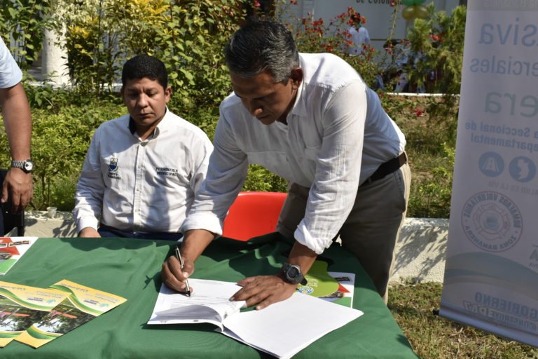 La Alcaldía de Zona Bananera junto la Cámara de Comercio firman convenio para la formalización empresarial