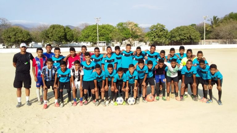 En escuelas de fútbol los niños de Bonda forjan sus sueños