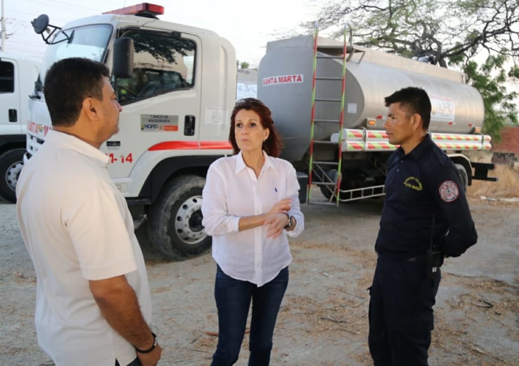 La Gobernadora del Magdalena ha entregado más de 400 litros de agua potable a los Samarios