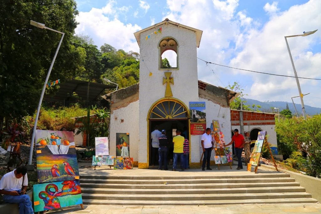 Gobernadora Rosa Cotes entregó donación para el piso de la iglesia de Minca