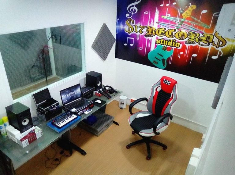 El estudio musical en el que los jóvenes del barrio 17 de Diciembre tejen sus sueños