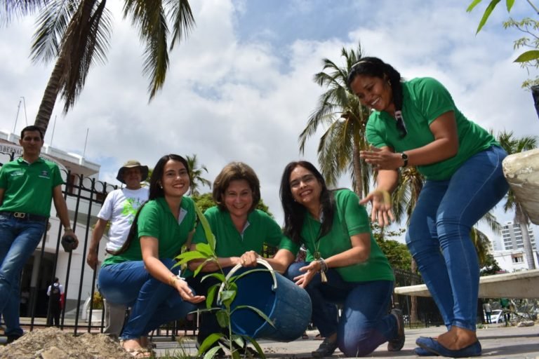 Funcionarios de la Gobernación se unen en siembra de árboles y recolección de baterías usadas