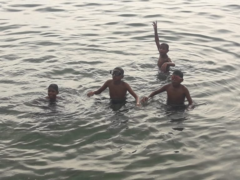 Los cazadores de monedas del malecón de la bahía