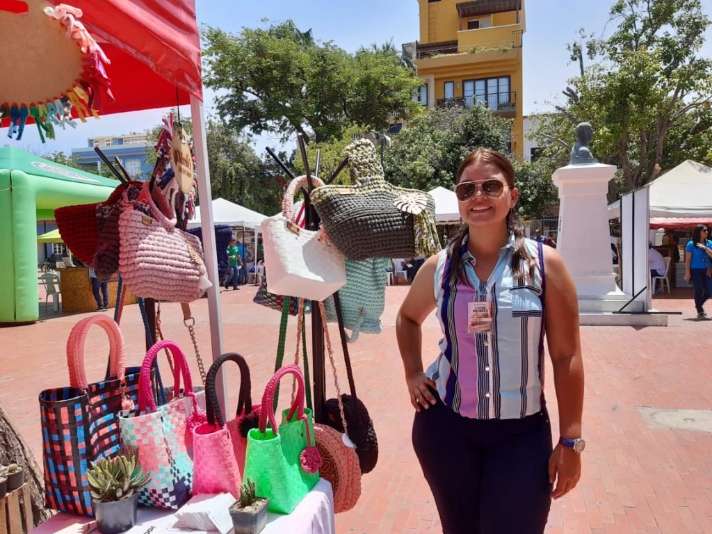 Bolsos artesanales de trapillo y zuncho el emprendimiento de Morelos