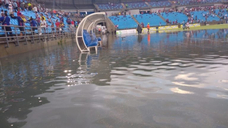 Inundaciones en el nuevo estadio provocan la suspensión del partido del Unión