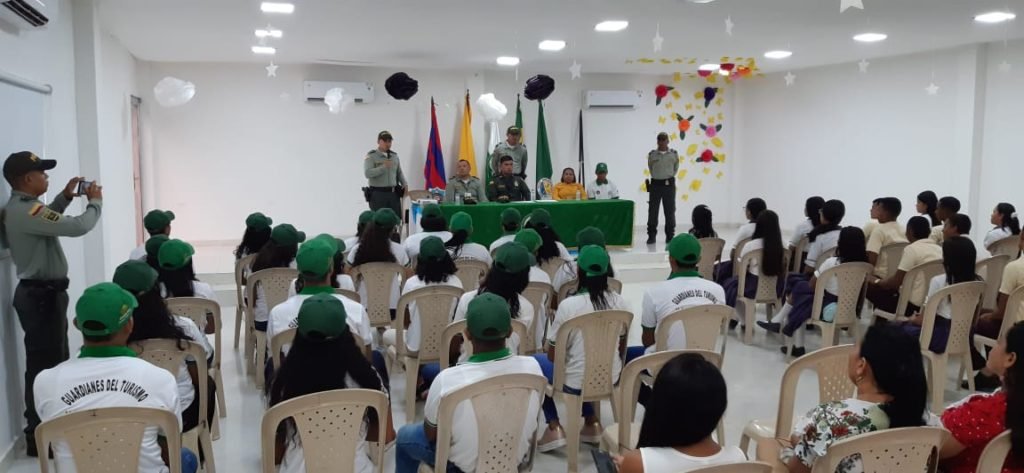 Policía graduó a 66 estudiantes como  guardianes del turismo en Aracataca