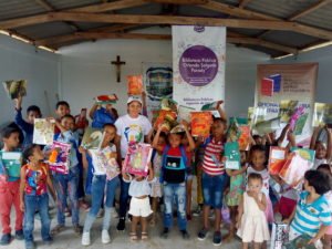 Niños de Zapayán muestran contentos los cuentos regalados de la coleccion Leer es mi cuento