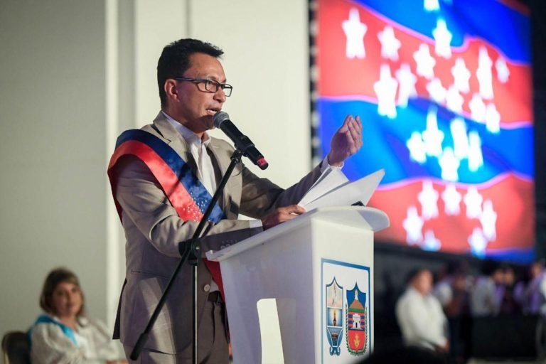 Caicedo bate récord del discurso más largo en una posesión a Gobernación