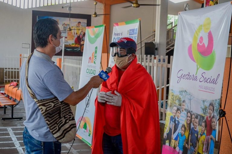 Vestido de superhéroe, alcalde de El Banco pide mercados a Caicedo