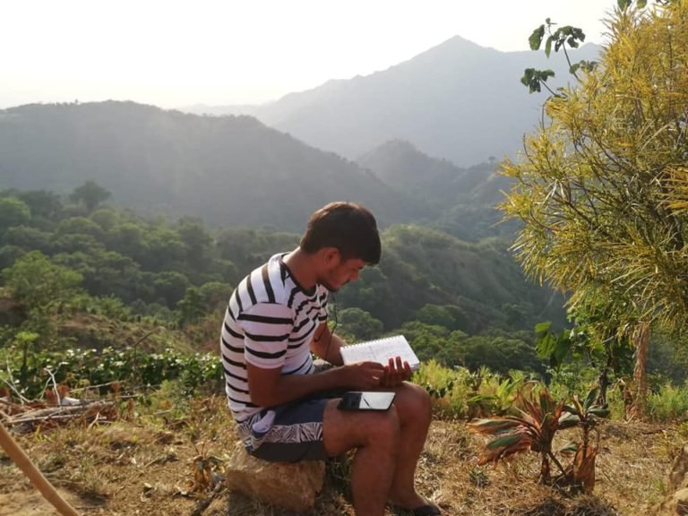 A punta de recargas, estudiante de la Sierra Nevada asiste a clase virtual
