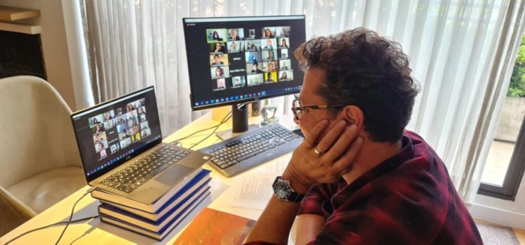 El samario Carlos Vives dona su más reciente libro cumbiana a escuelas de Mexico, Puerto Rico y Estados Unidos