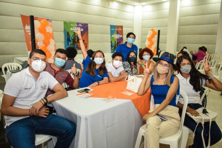 Secretario de Desarrollo culpa a millennials de propagar el COVID-19