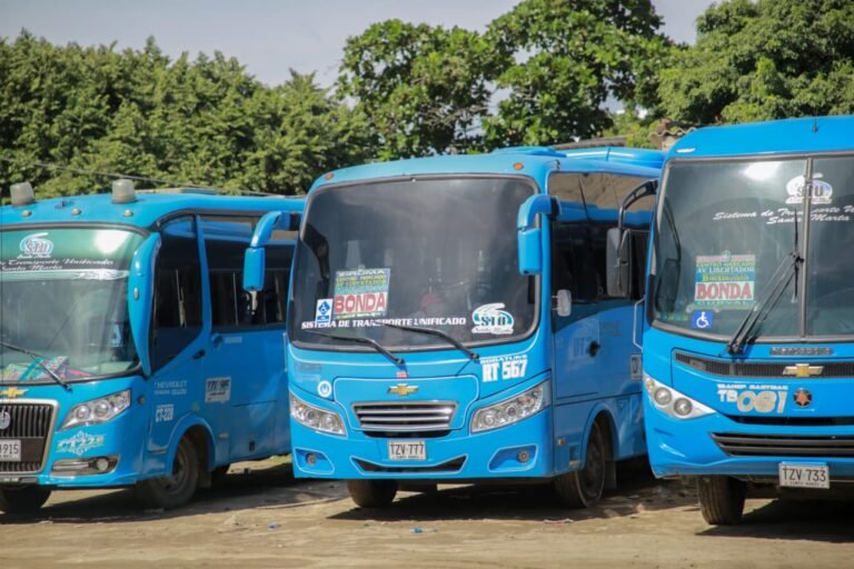 Buseteros en Santa Marta se quejan por pésimas vías tras aguaceros