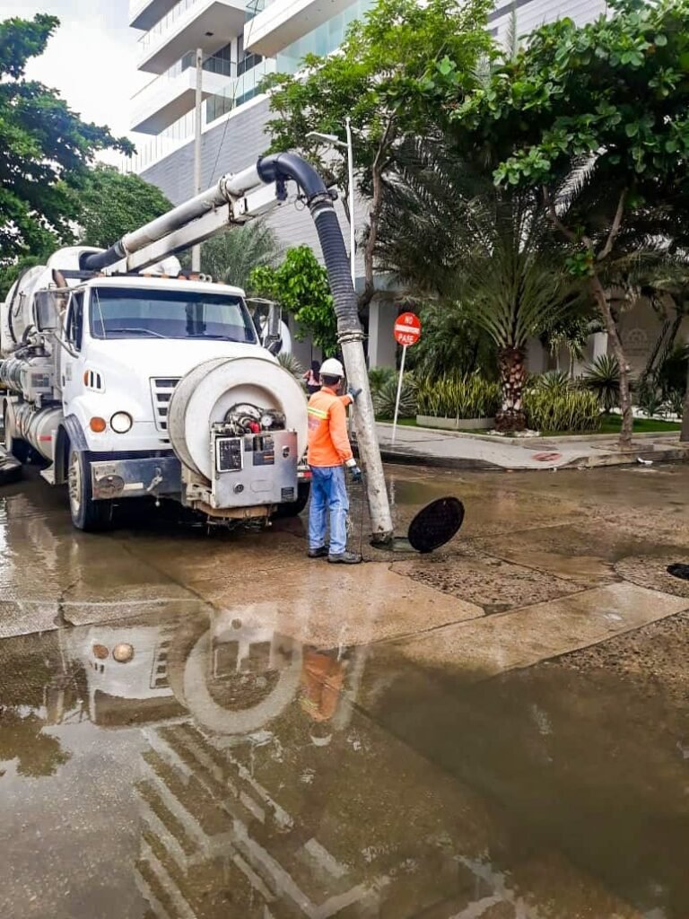 ¿Por qué hay rebosamientos de alcantarilla en la bahía de Santa Marta?