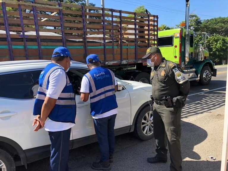 Controles aduaneros y prevención vial a conductores en Santa Marta