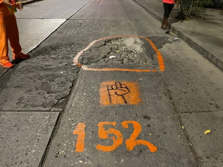 “Señalizan de color naranja” cientos de huecos en calles de Santa Marta