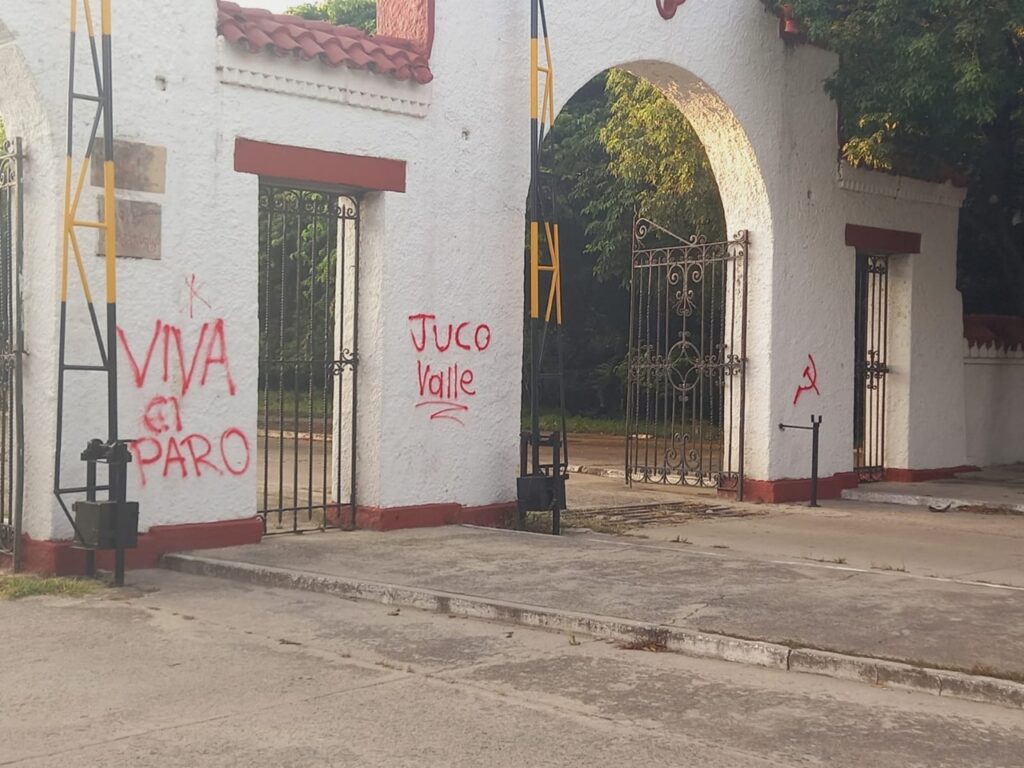 Grafitis comunistas Quinta de San Pedro 2