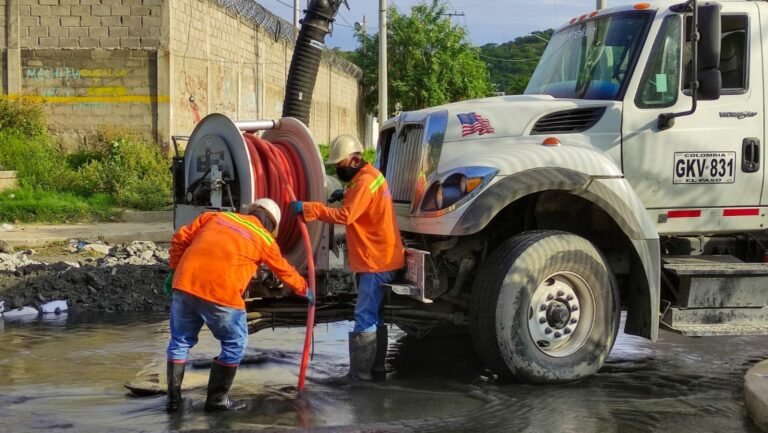 Essmar retira más de media tonelada de basuras del colector libertador