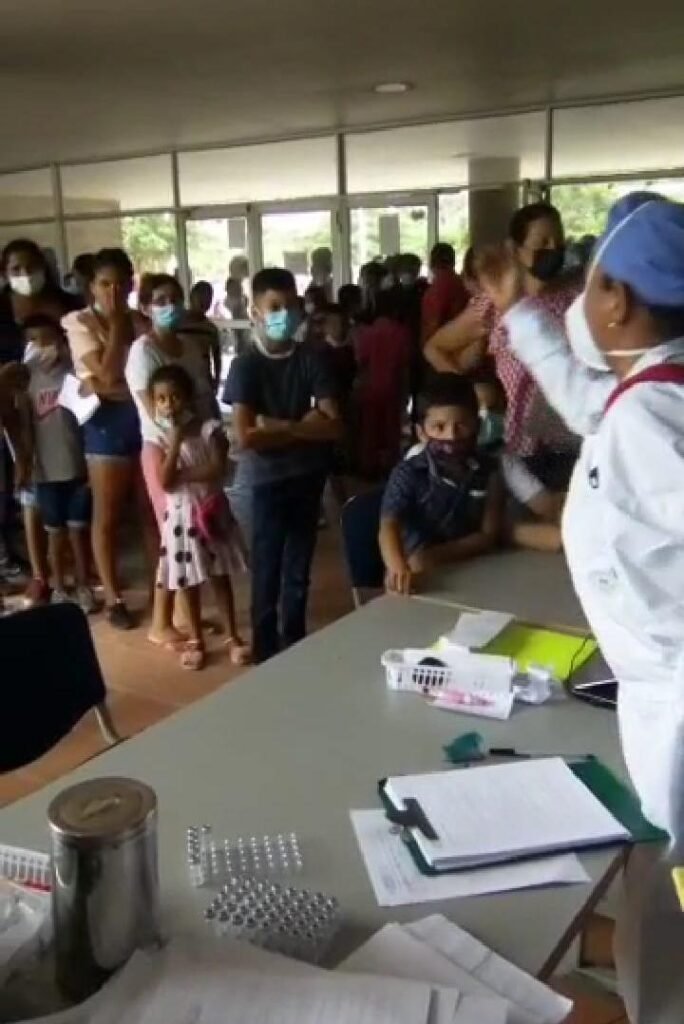 En video: La pelotera en la jornada de vacunación infantil con los padres