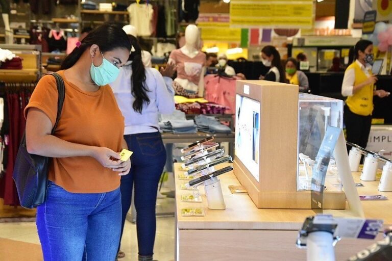 ¿Va de compras hoy? ¡no olvide llevar su carnet de vacunación!