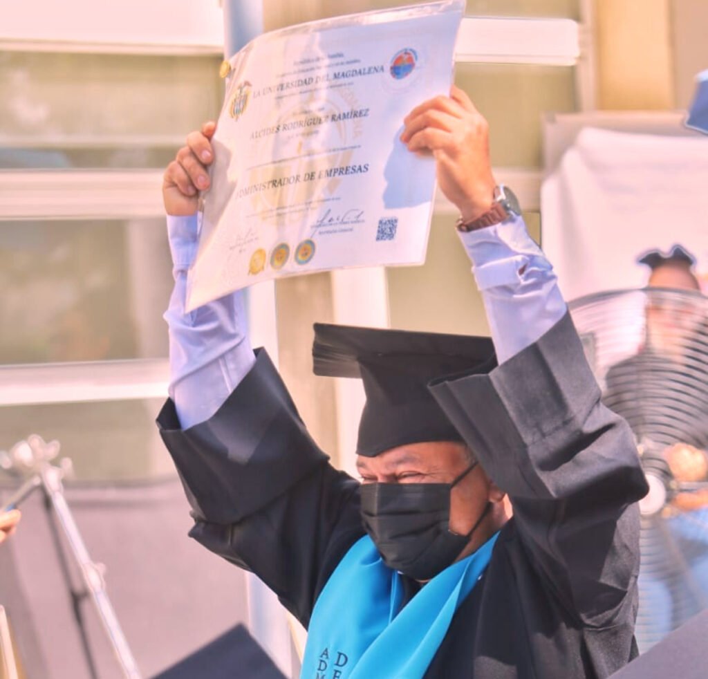 Alcides, el mecánico que se graduó de Administrador de Empresas