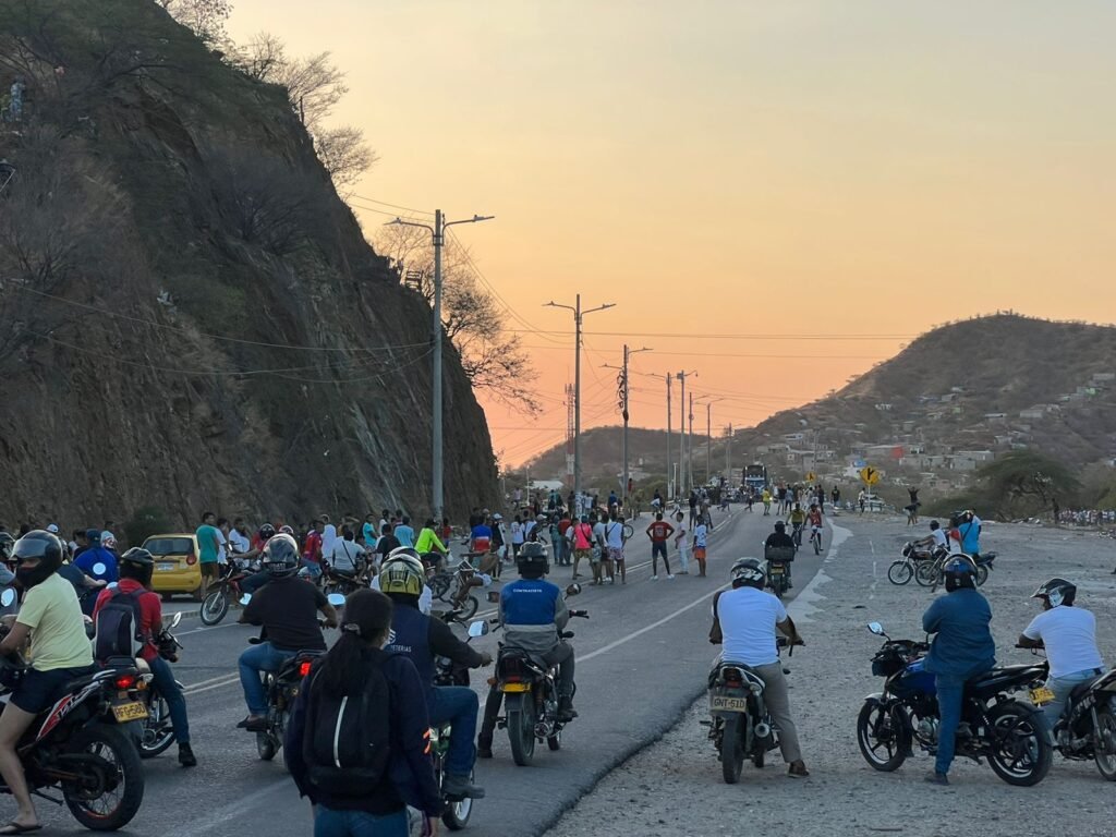 Autoridades de espaldas a los enfrentamientos en la Vía Alterna