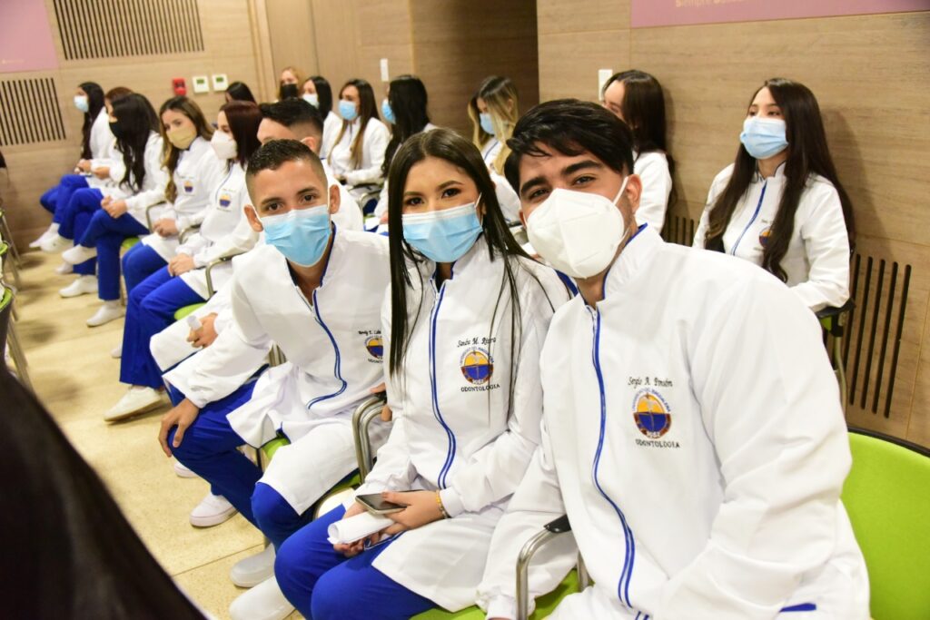Estudiantes del programa de Odontologia
