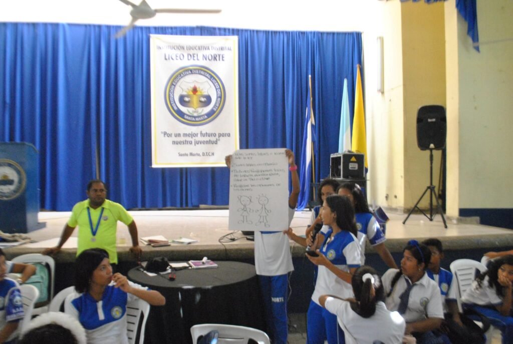 El rector que prohibió la entrada a estudiantes para evadir presencialidad