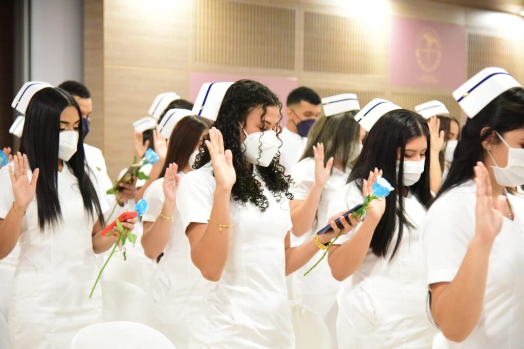 jovenes estudiantes de enfermeria