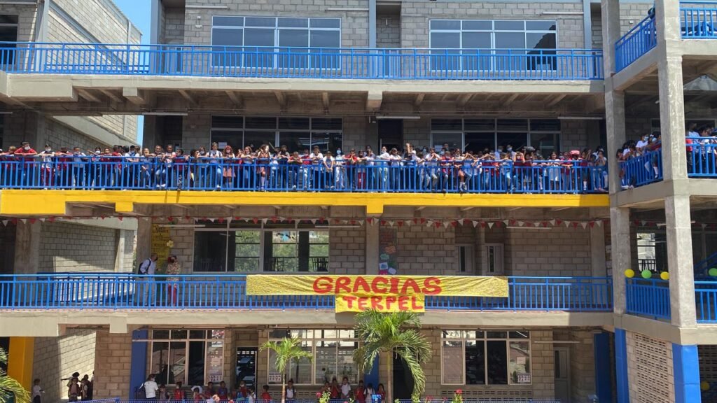 Colegio John F. Kennedy en Pescaito, recibe su nueva biblioteca escolar