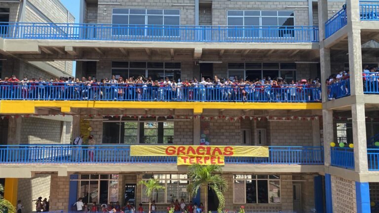 Colegio John F. Kennedy en Pescaito, recibe su nueva biblioteca escolar