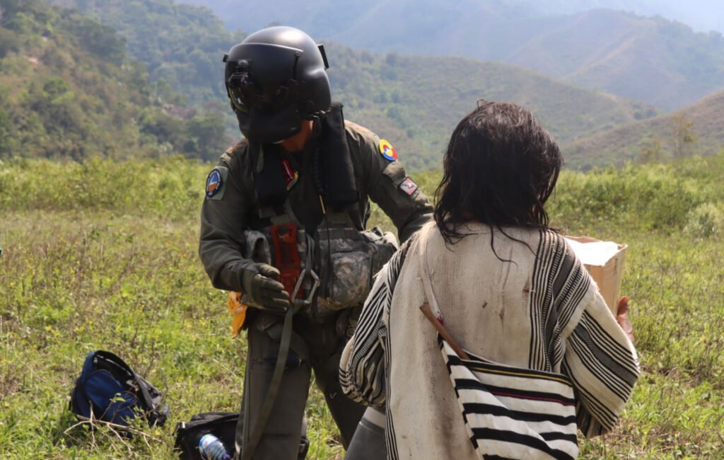 Fuerza Aérea traslada médicos para atender a niños Kogui en la Sierra