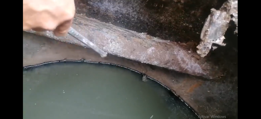 En video: Contratista del Distrito cruzó tubos de agua potable y alcantarilla