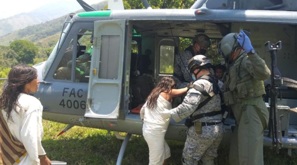 Fuerza Aérea evacúa a 5 menores Kogui desde la Sierra Nevada