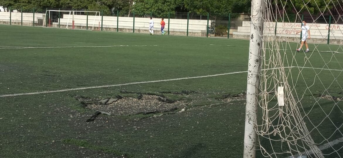 Pesimo estado de la cancha Ciudadela 29 de julio en Santa Marta