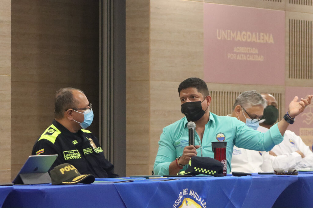 El comandante de la policia metropolitana y el rector Pablo Vera Salazar