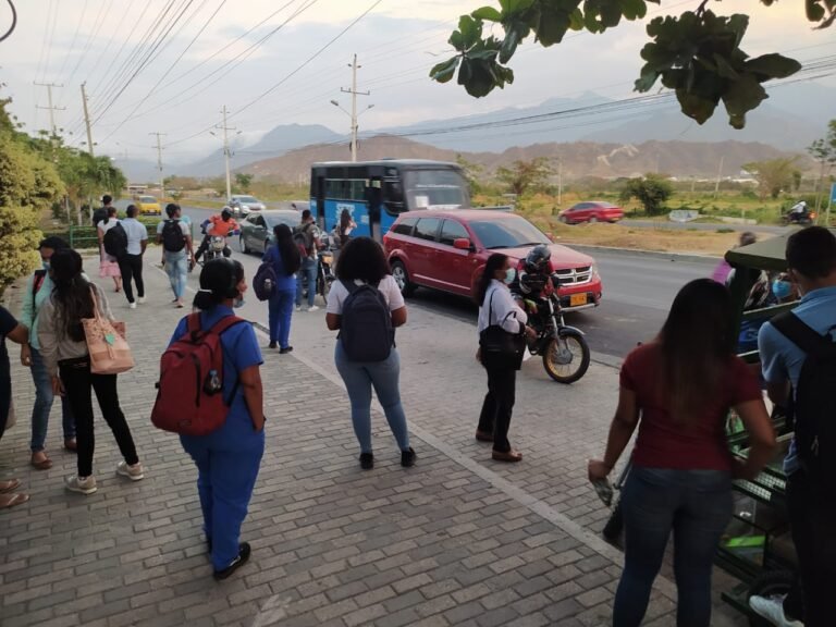 Rutas de buses para universitarios de la Cooperativa no dan abasto