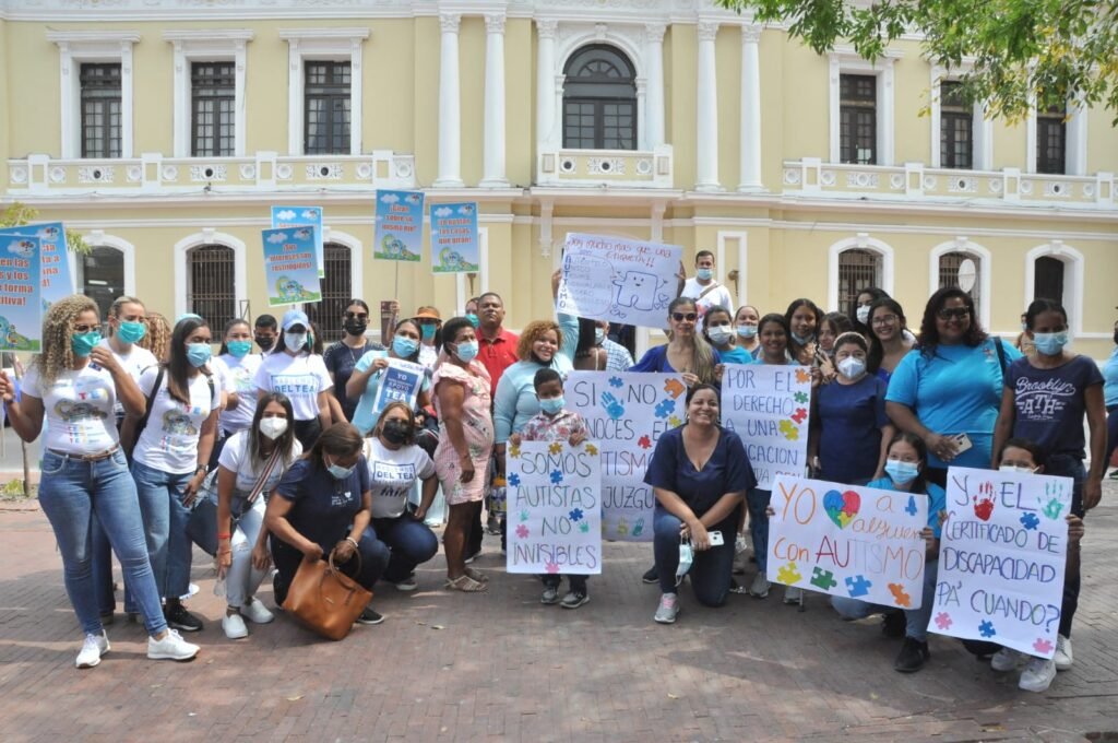 ¿Qué le exigen padres de menores con autismo a Virna Johnson?