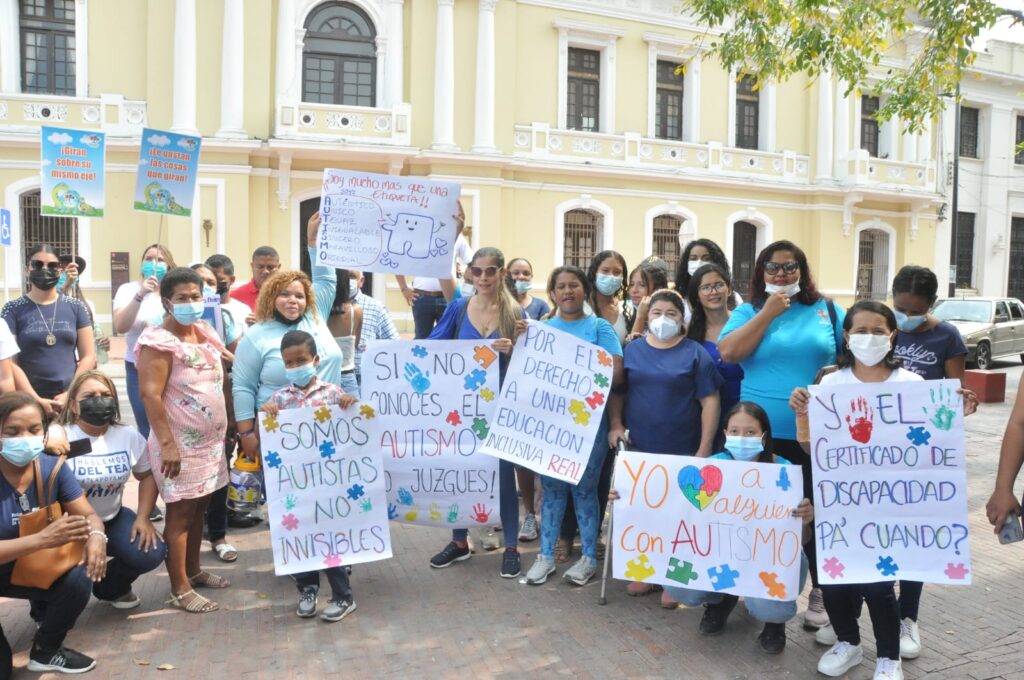 Padres de menores con autismo en Santa Marta